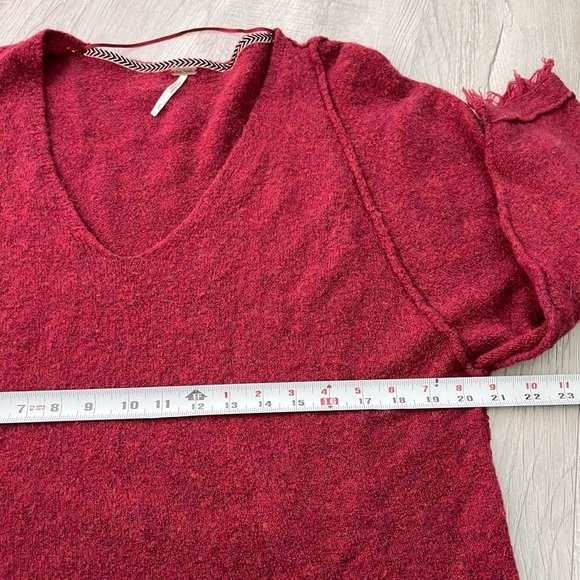 Free People Fringe Hem Cranberry Raglan Pullover Wool Blend Sweater size S - Picture 5 of 10